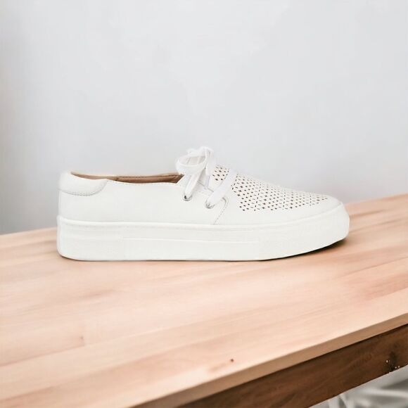 Journee Collection Women's Shantel Sneakerin the Size 9M in White Color - Picture 4 of 16